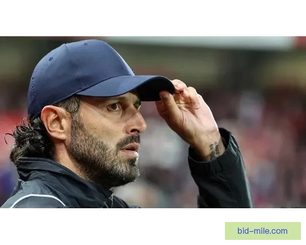 格罗索执教里昂遭球迷袭击面部受伤紧急缝针事件引关注