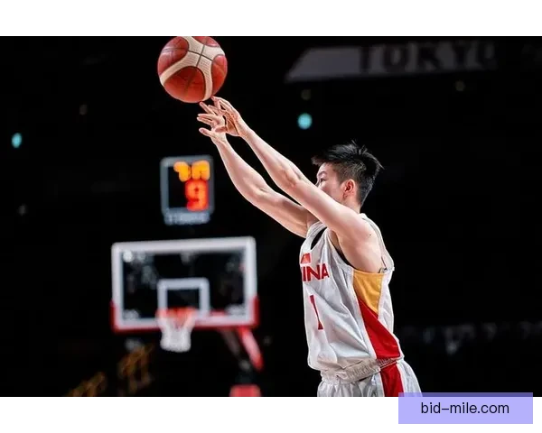 朱辰杰稳固防线展现铁血担当守护球队胜利核心力量