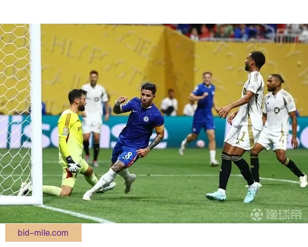 绍切克在西汉姆联持续活跃频频插上头球展现威胁能力