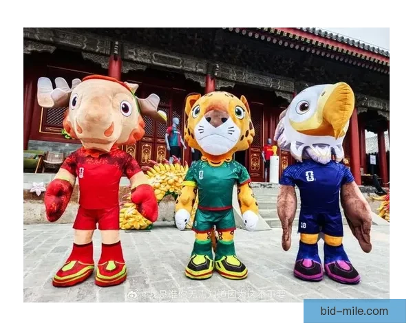 2026世界杯官方吉祥物亮相东京街头引发球迷热情围观
