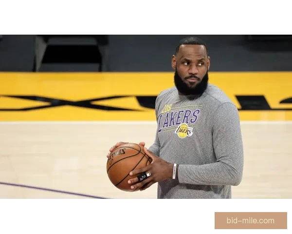 萨里愤怒摔水瓶提前返回更衣室 引发球迷热议球队内讧猜测